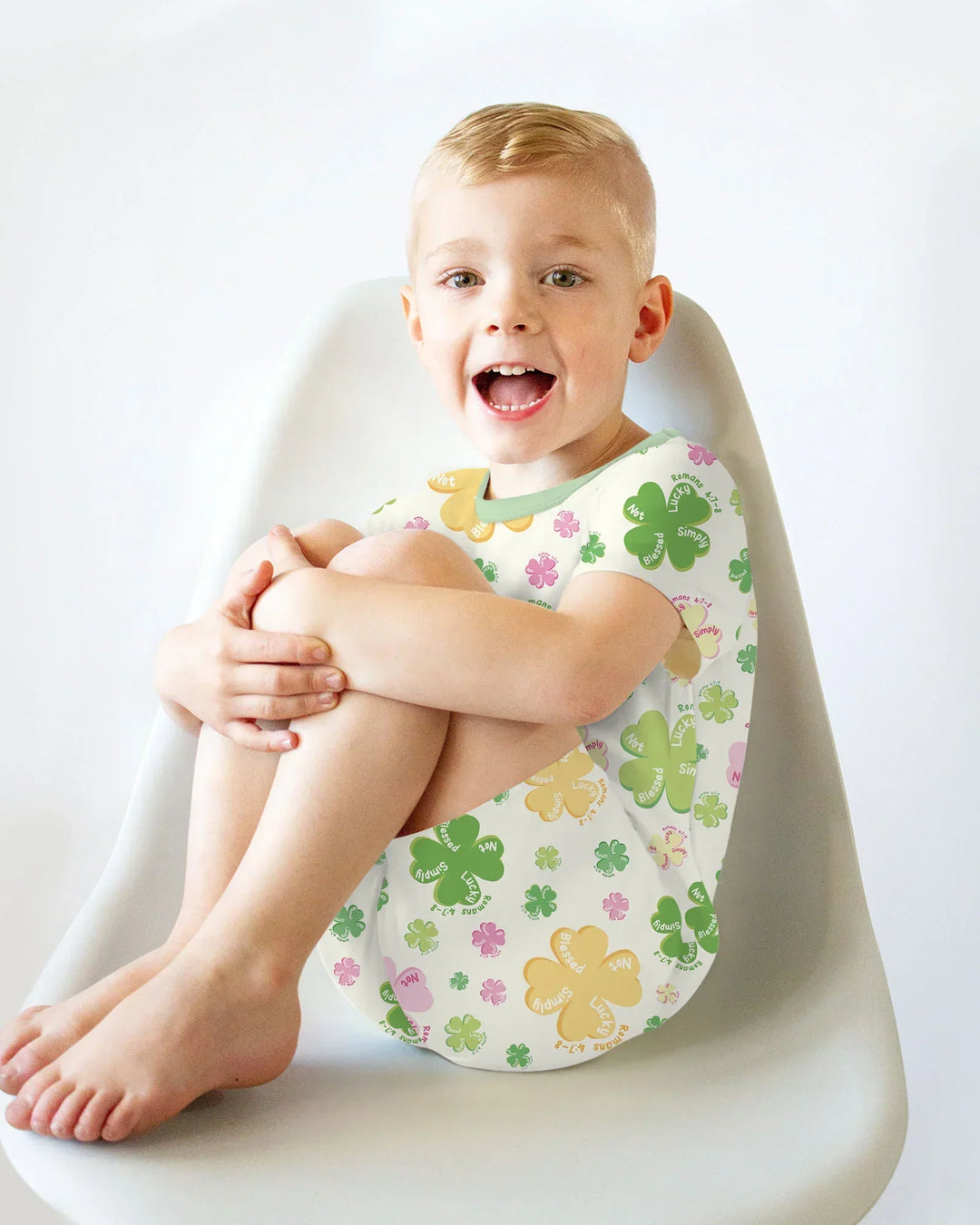 Template Zweiteiliges Pyjama-Set mit kurzen Ärmeln und Shorts