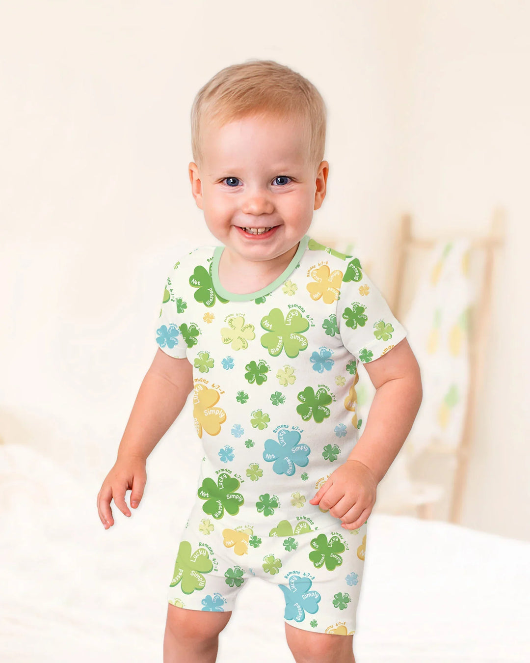 Template Zweiteiliges Pyjama-Set mit kurzen Ärmeln und Shorts