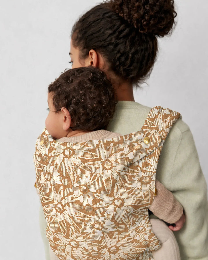 Babytrage „Warmer Sand“ mit Blumenmuster