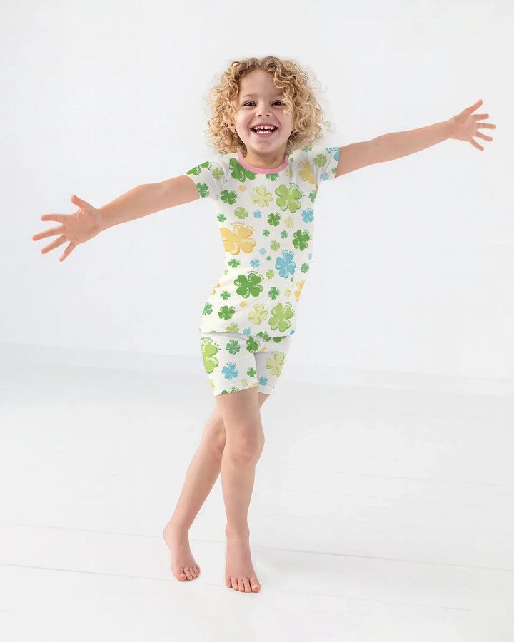 Template Zweiteiliges Pyjama-Set mit kurzen Ärmeln und Shorts