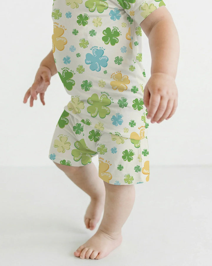 Template Zweiteiliges Pyjama-Set mit kurzen Ärmeln und Shorts