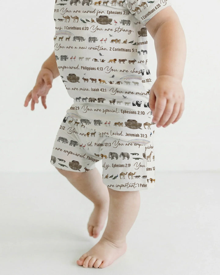 Template Zweiteiliges Pyjama-Set mit kurzen Ärmeln und Shorts