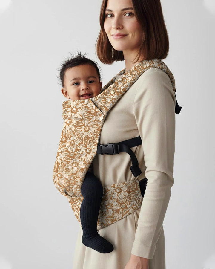 Babytrage „Warmer Sand“ mit Blumenmuster