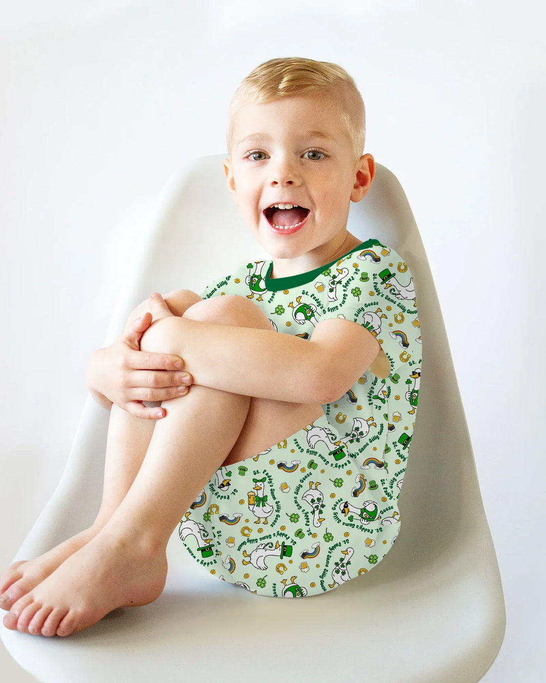 Template Zweiteiliges Pyjama-Set mit kurzen Ärmeln und Shorts