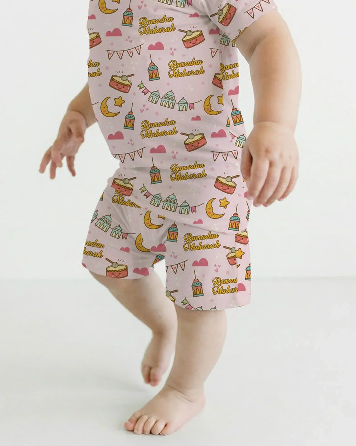 Template Zweiteiliges Pyjama-Set mit kurzen Ärmeln und Shorts
