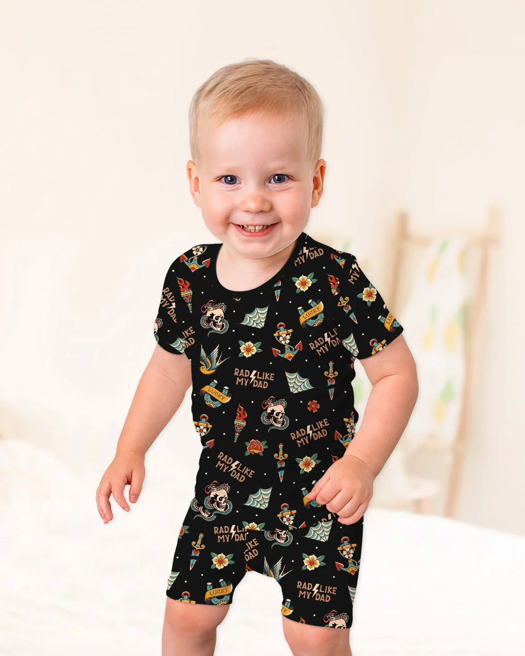 Template Zweiteiliges Pyjama-Set mit kurzen Ärmeln und Shorts