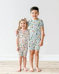 Template Zweiteiliges Pyjama-Set mit kurzen Ärmeln und Shorts