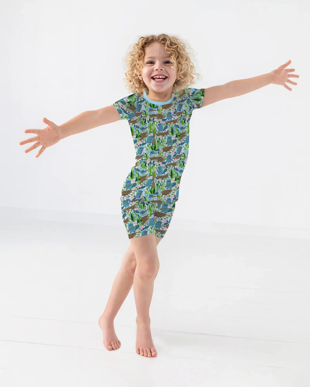 Template Zweiteiliges Pyjama-Set mit kurzen Ärmeln und Shorts
