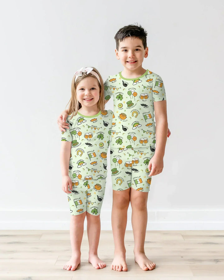 Template Zweiteiliges Pyjama-Set mit kurzen Ärmeln und Shorts