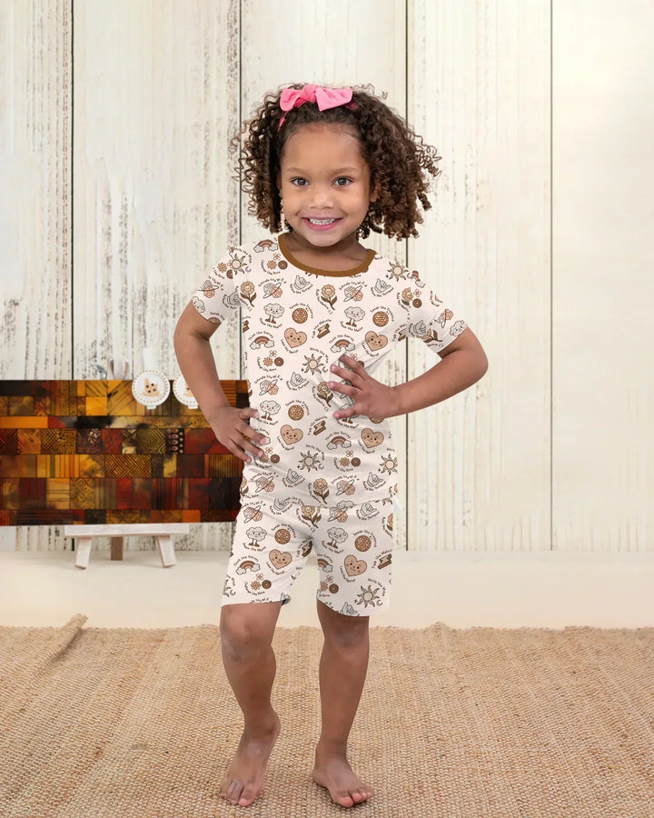 Template Zweiteiliges Pyjama-Set mit kurzen Ärmeln und Shorts