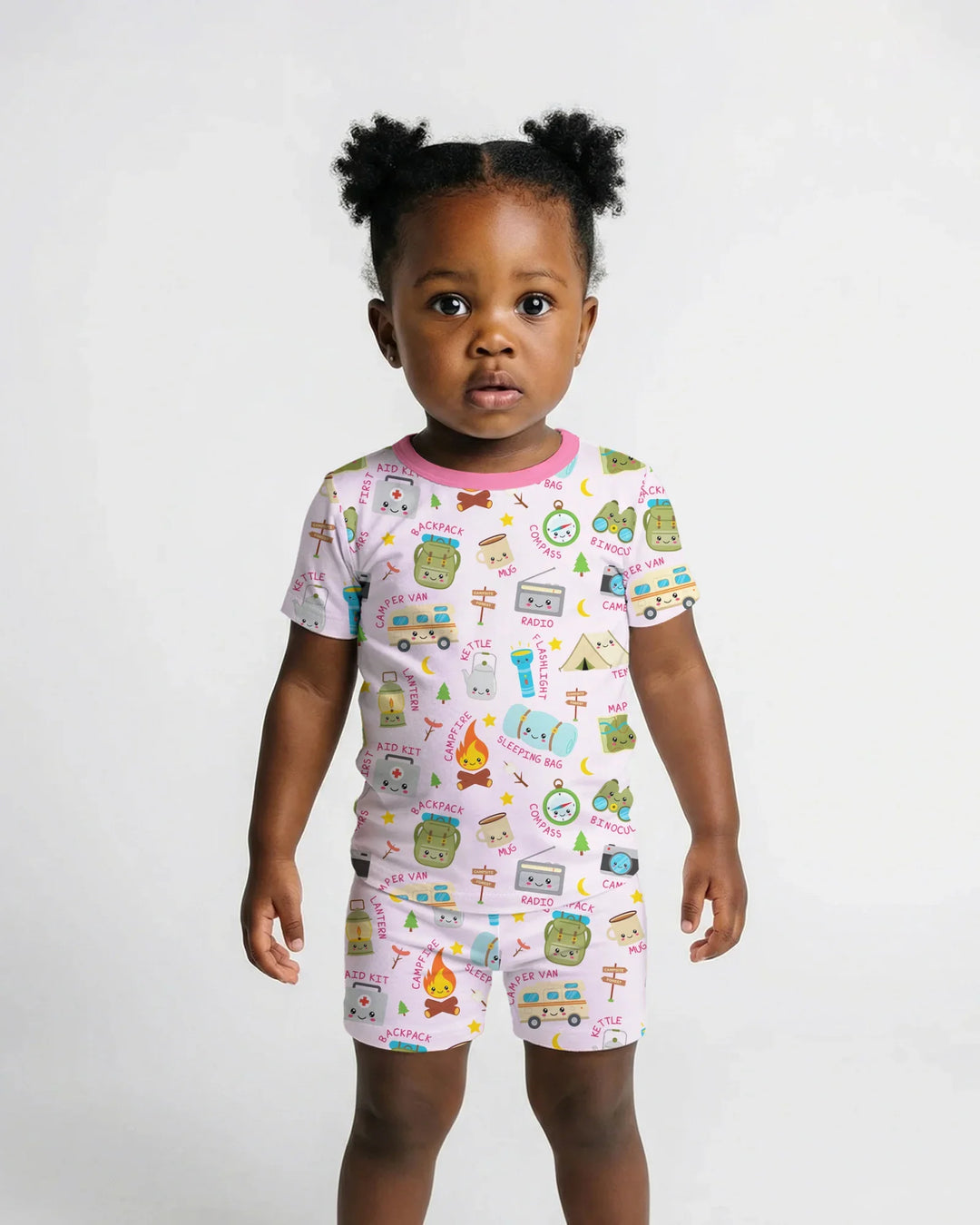 Template Zweiteiliges Pyjama-Set mit kurzen Ärmeln und Shorts