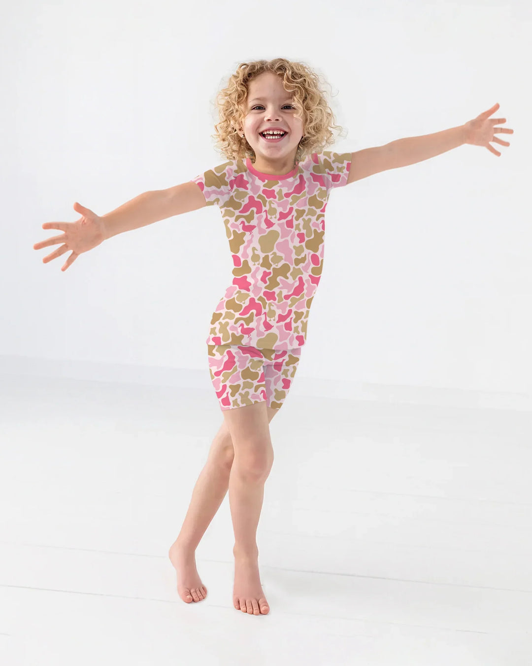 Template Zweiteiliges Pyjama-Set mit kurzen Ärmeln und Shorts