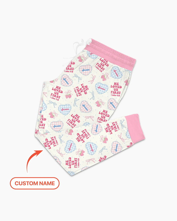 He Loved Us First Personalisiertes Damen-Schlafanzug-Set aus Bambus