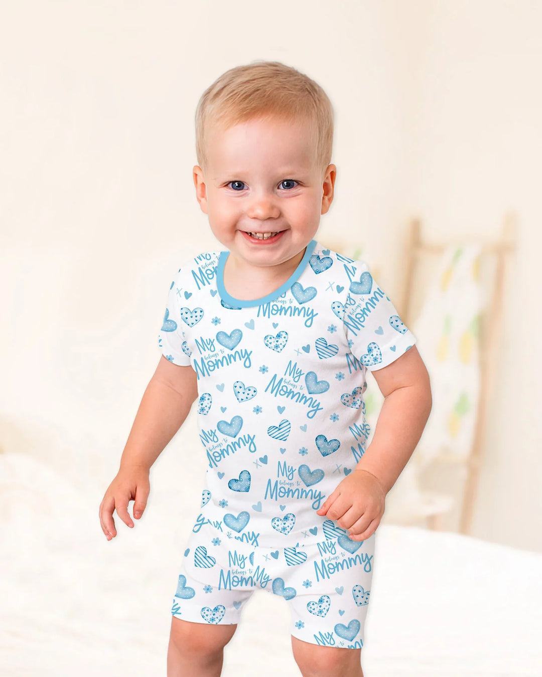 Template Zweiteiliges Pyjama-Set mit kurzen Ärmeln und Shorts