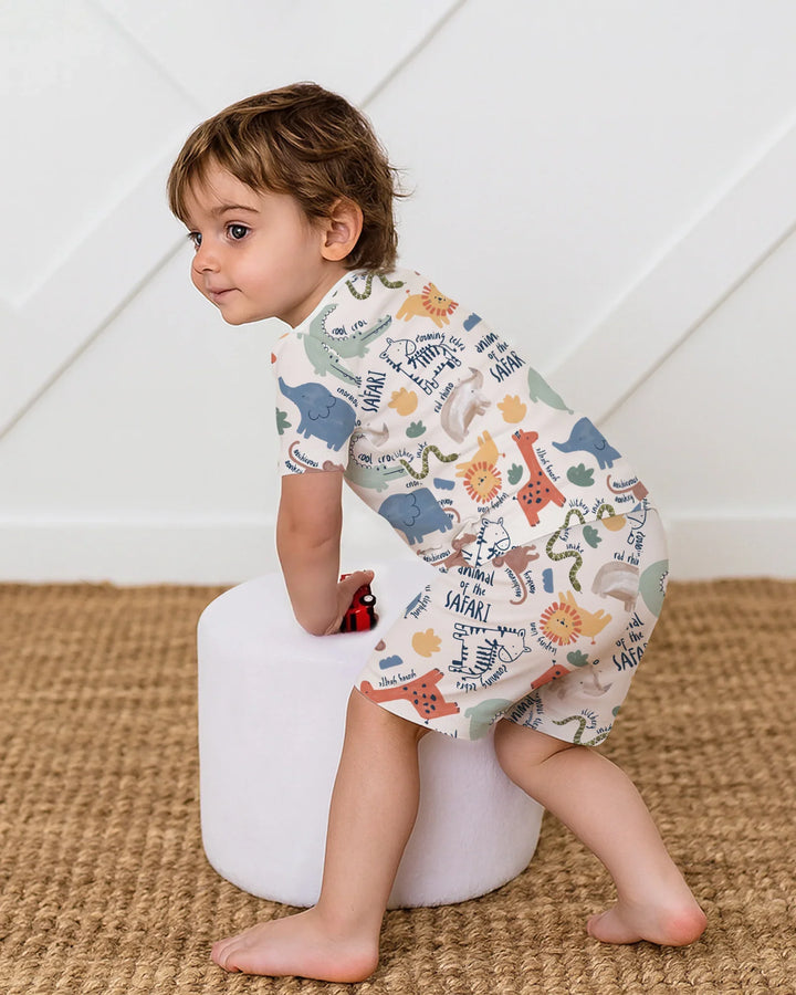 Template Zweiteiliges Pyjama-Set mit kurzen Ärmeln und Shorts