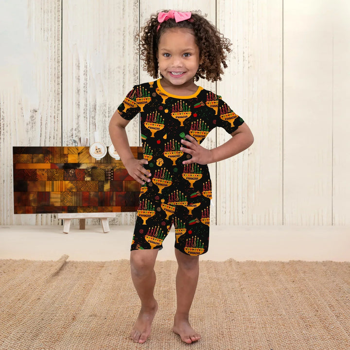 Template Zweiteiliges Pyjama-Set mit kurzen Ärmeln und Shorts