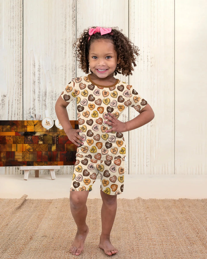 Template Zweiteiliges Pyjama-Set mit kurzen Ärmeln und Shorts