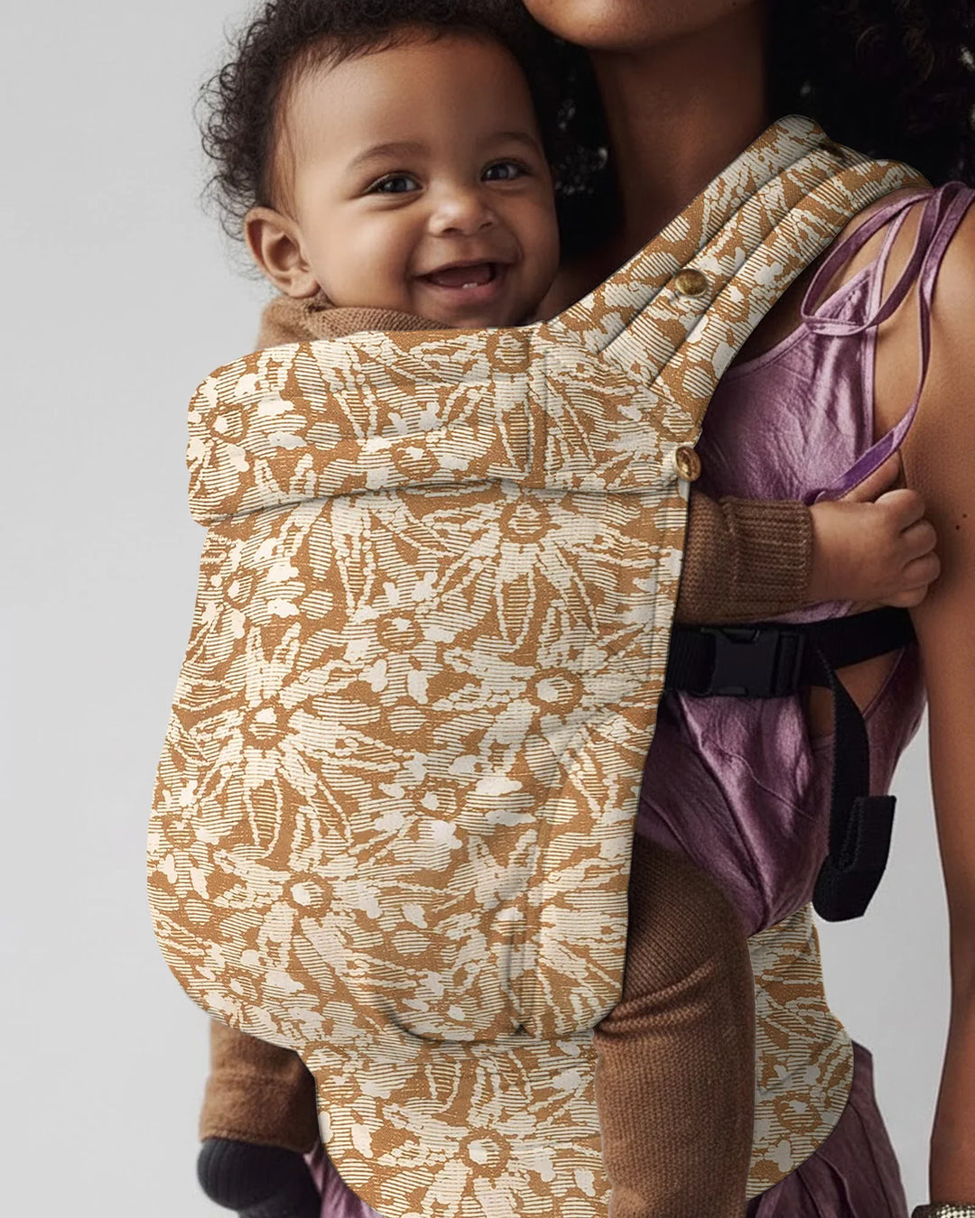 Babytrage „Warmer Sand“ mit Blumenmuster
