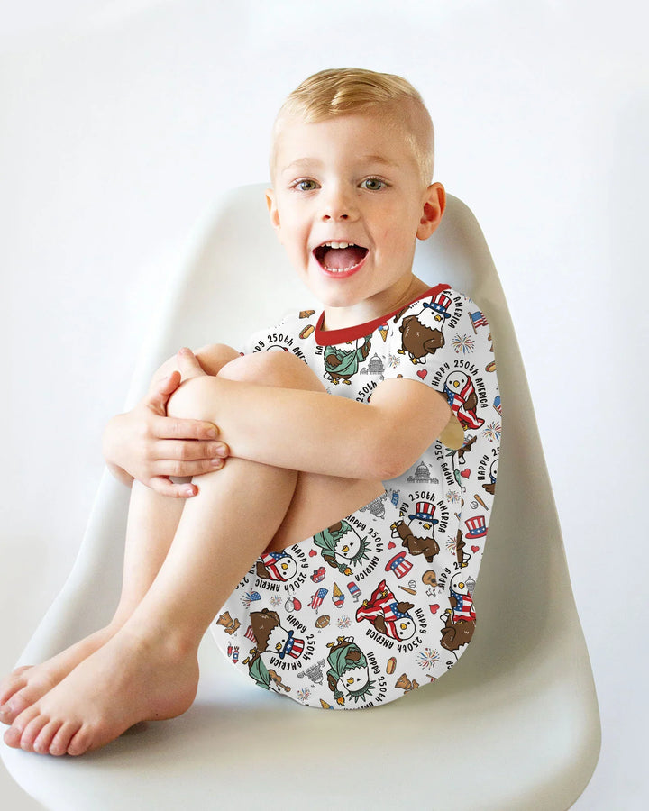 Template Zweiteiliges Pyjama-Set mit kurzen Ärmeln und Shorts