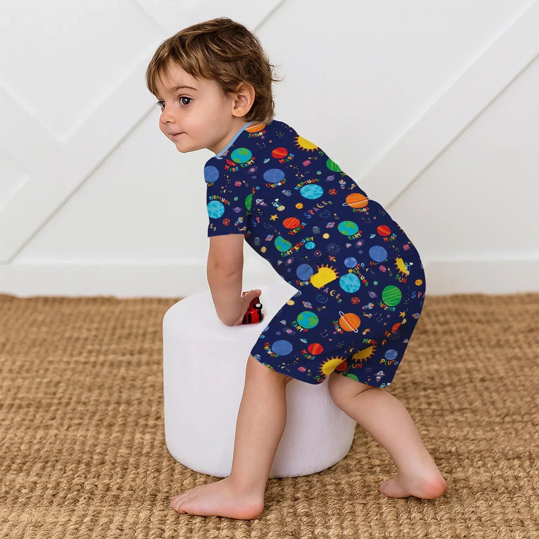 Template Zweiteiliges Pyjama-Set mit kurzen Ärmeln und Shorts