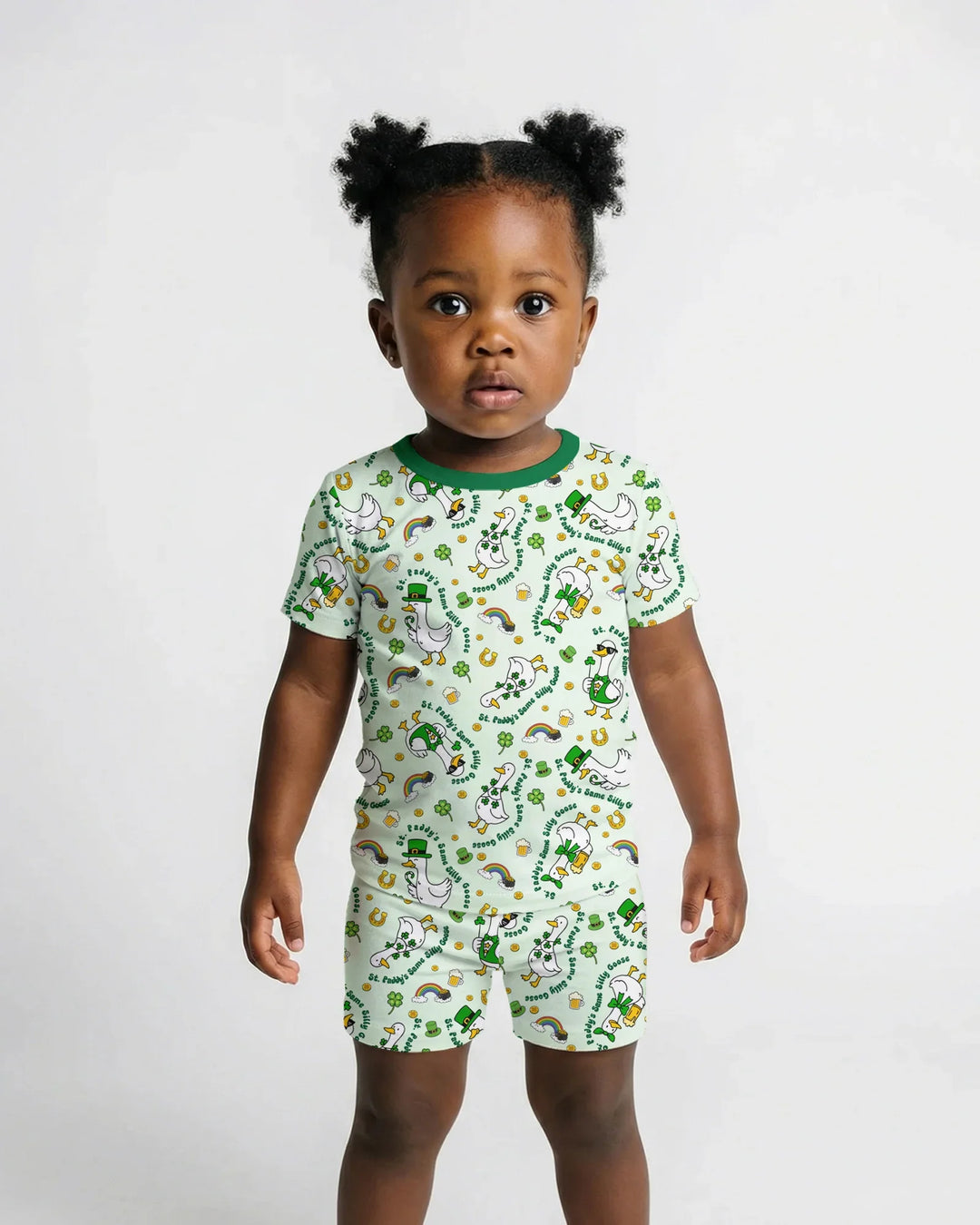 Template Zweiteiliges Pyjama-Set mit kurzen Ärmeln und Shorts