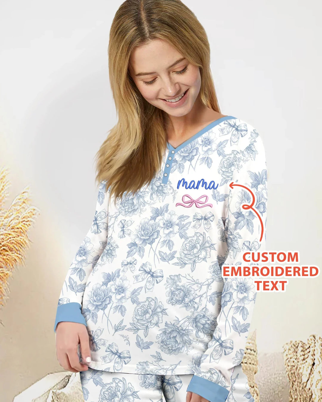 Maßgeschneidertes, besticktes „Mommy and Me“ Toile de Jouy Schlafanzugset aus Bambus für Damen