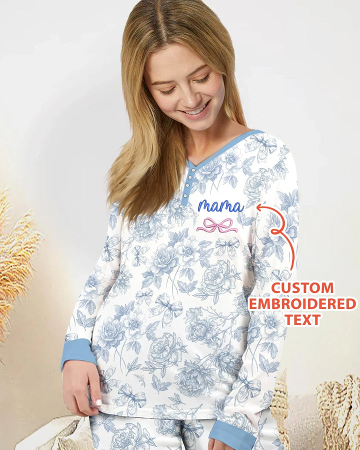Maßgeschneidertes, besticktes „Mommy and Me“ Toile de Jouy Schlafanzugset aus Bambus für Damen