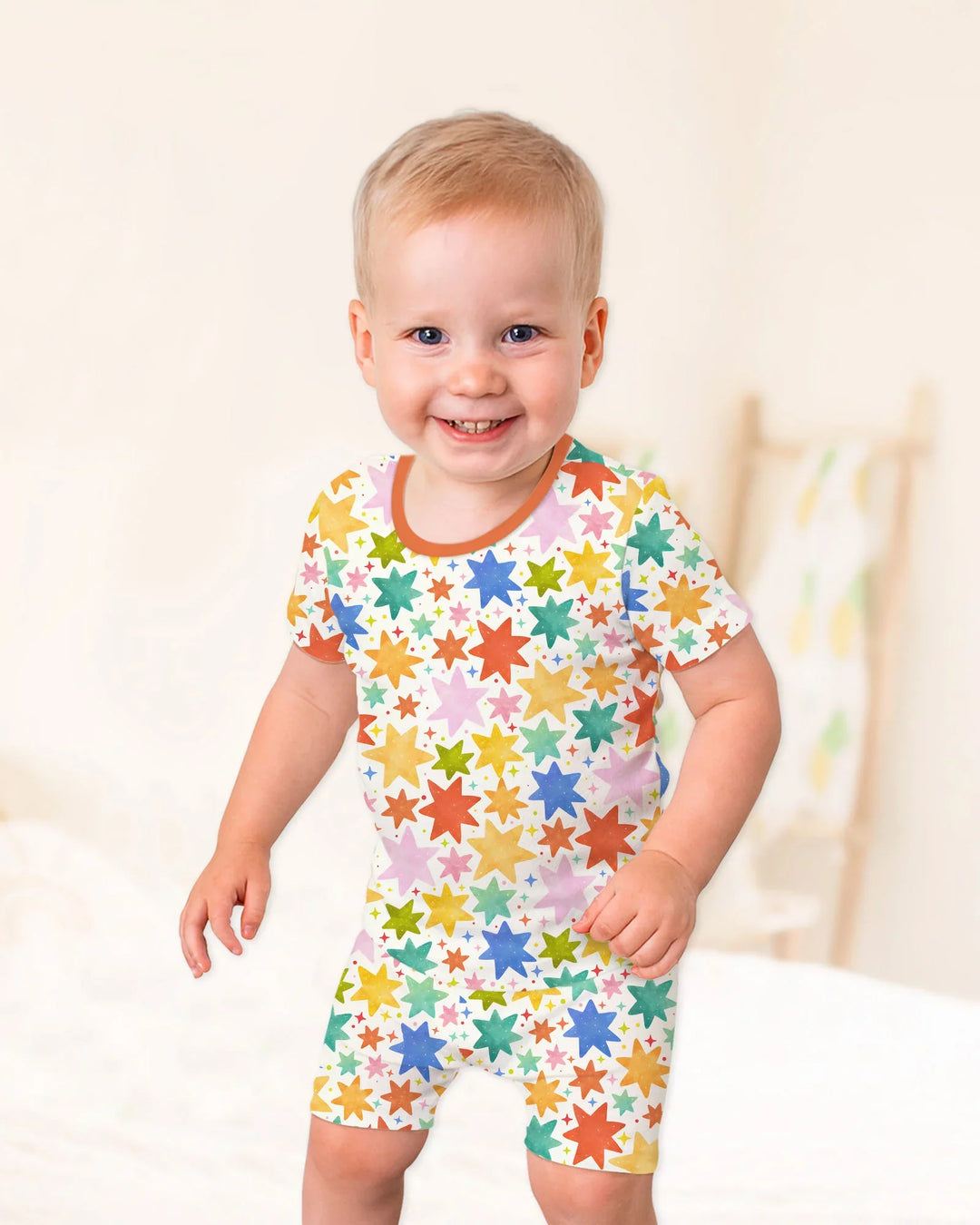 Template Zweiteiliges Pyjama-Set mit kurzen Ärmeln und Shorts
