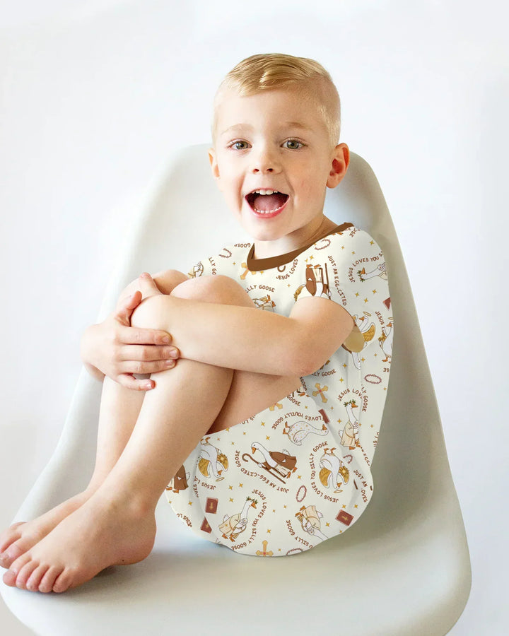 Template Zweiteiliges Pyjama-Set mit kurzen Ärmeln und Shorts