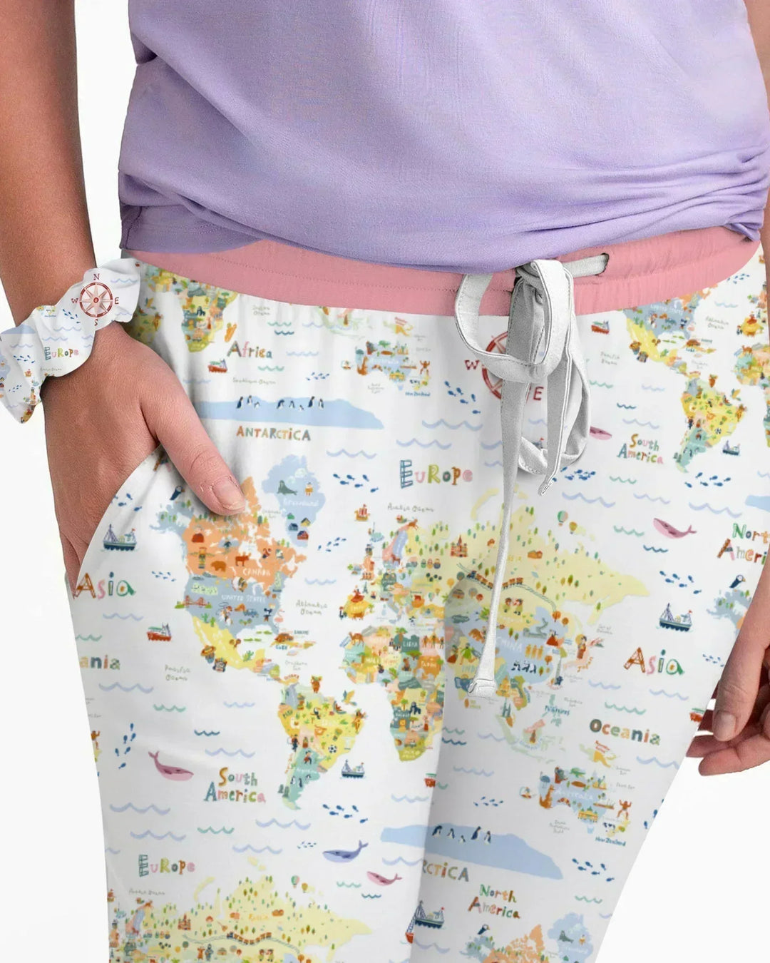 Pyjama-Set für Damen aus Bambus mit passendem Familienmotiv und verspielter Weltkarte