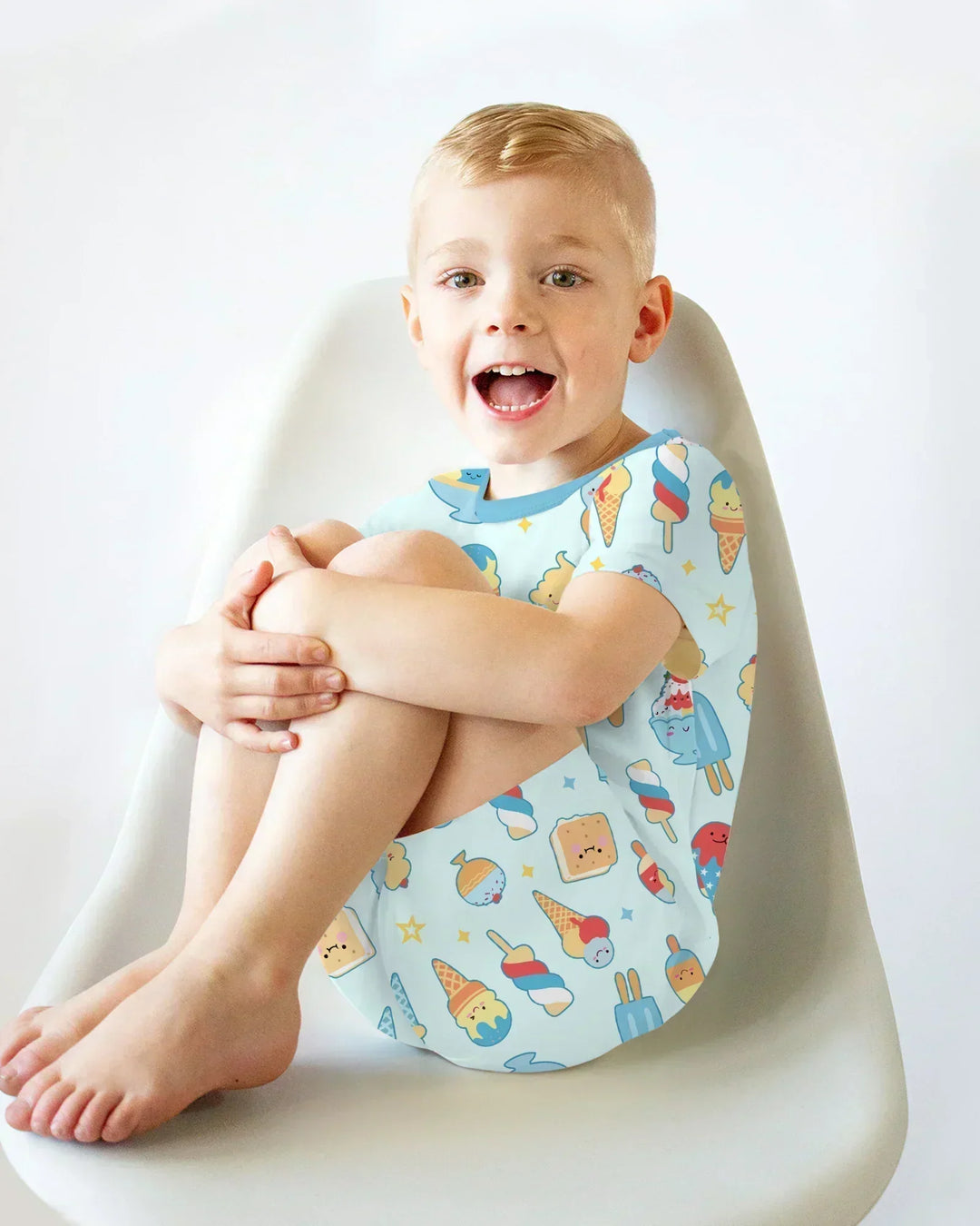 Template Zweiteiliges Pyjama-Set mit kurzen Ärmeln und Shorts