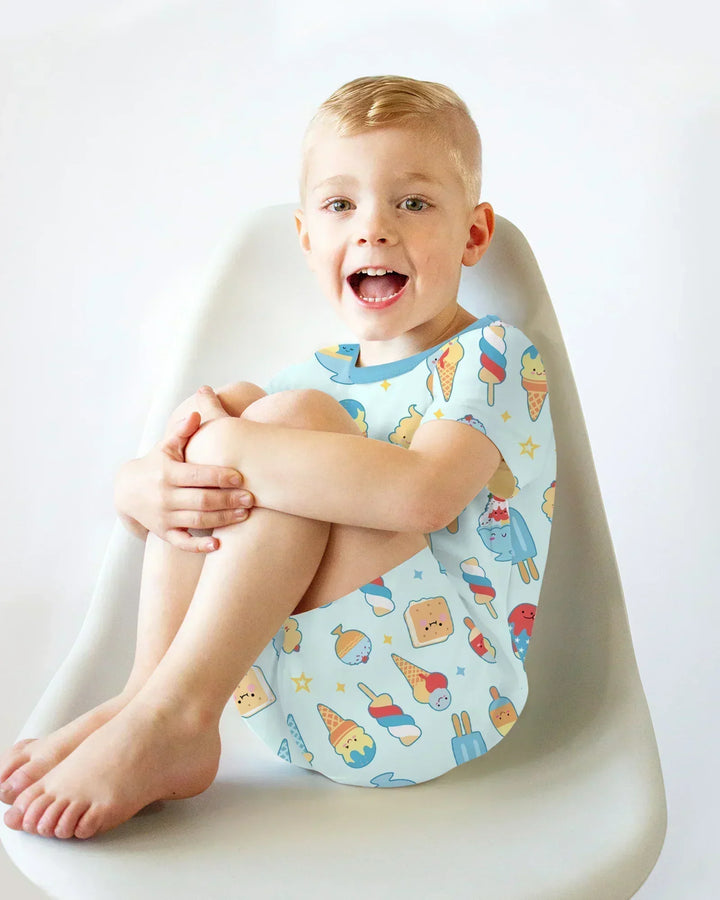 Template Zweiteiliges Pyjama-Set mit kurzen Ärmeln und Shorts