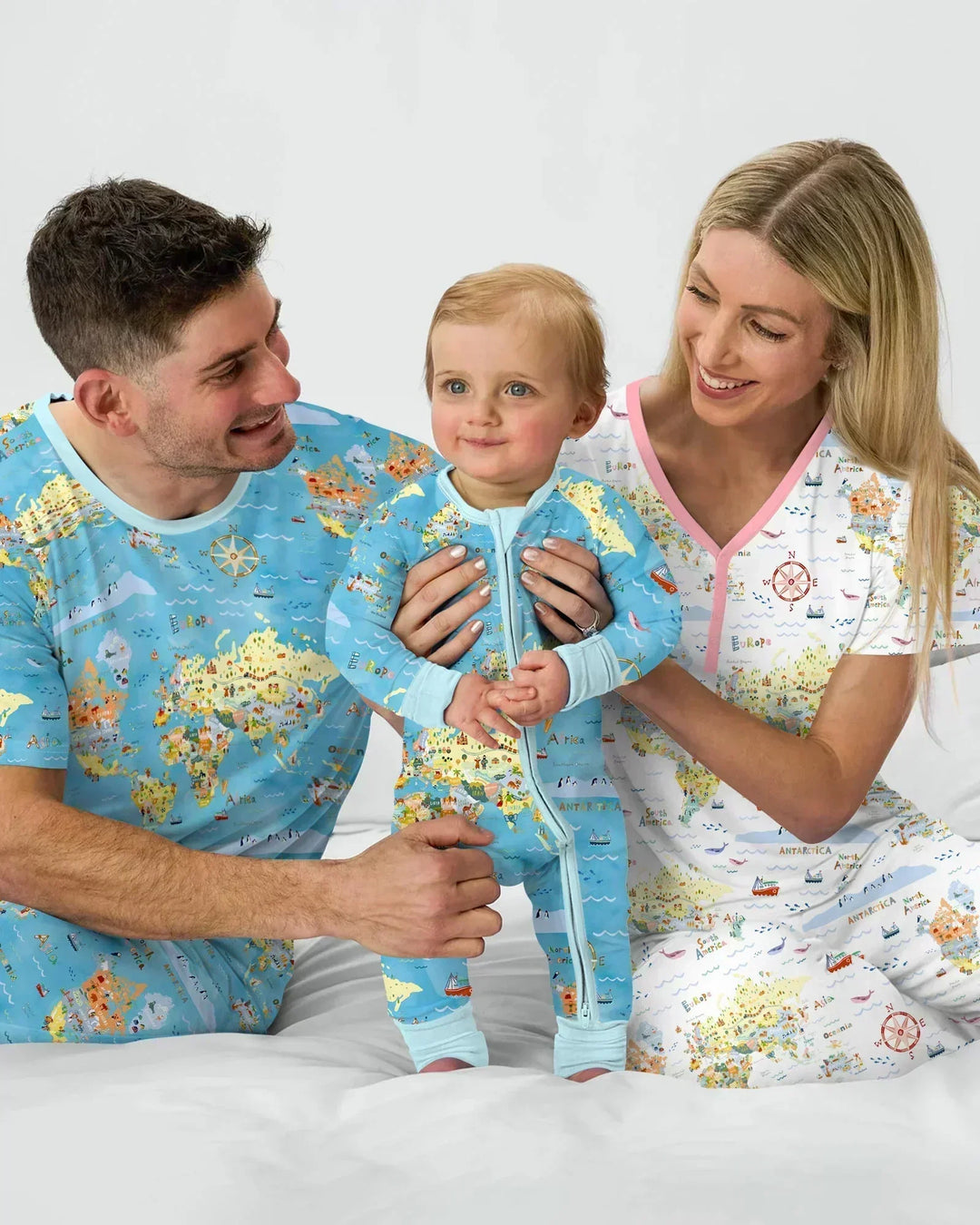 Pyjama-Set für Damen aus Bambus mit passendem Familienmotiv und verspielter Weltkarte