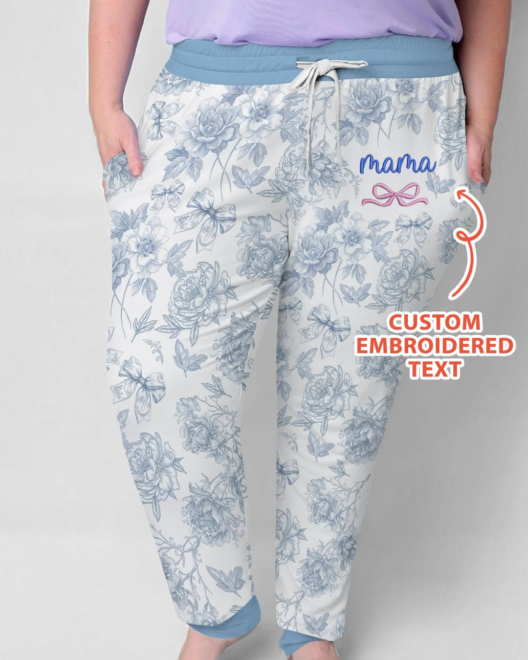 Maßgeschneidertes, besticktes „Mommy and Me“ Toile de Jouy Schlafanzugset aus Bambus für Damen