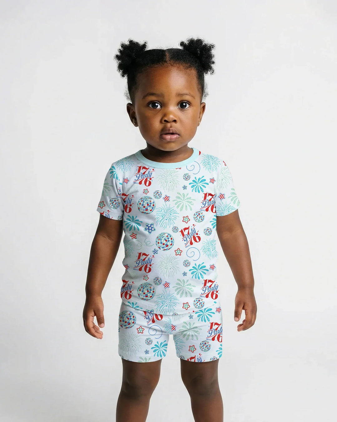 Template Zweiteiliges Pyjama-Set mit kurzen Ärmeln und Shorts