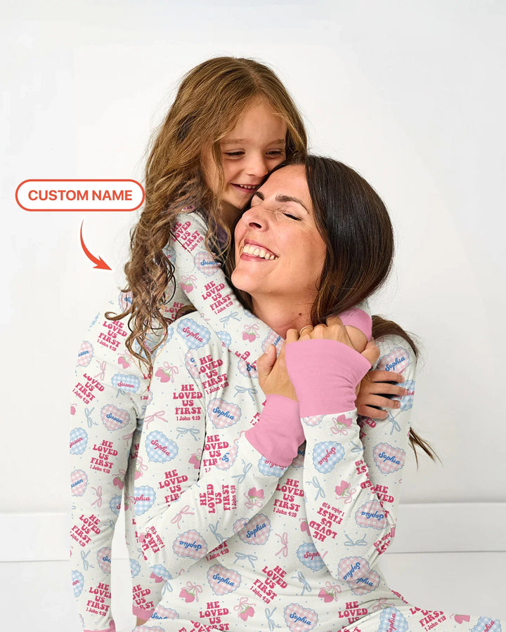 He Loved Us First Personalisiertes Damen-Schlafanzug-Set aus Bambus