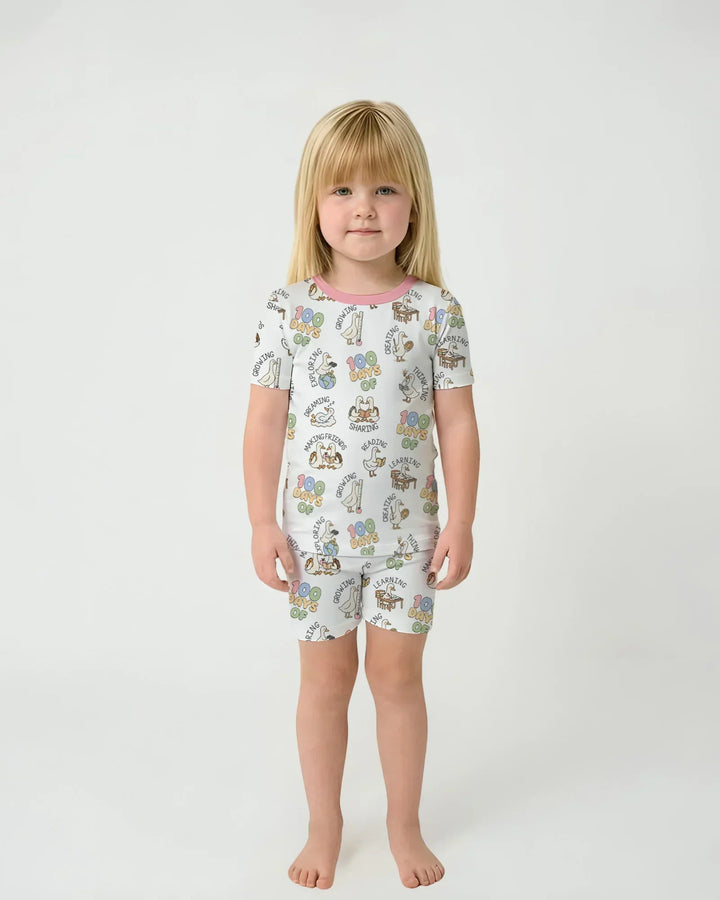 Template Zweiteiliges Pyjama-Set mit kurzen Ärmeln und Shorts