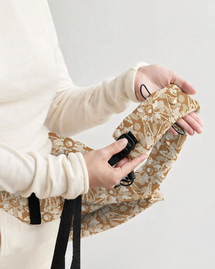 Babytrage „Warmer Sand“ mit Blumenmuster
