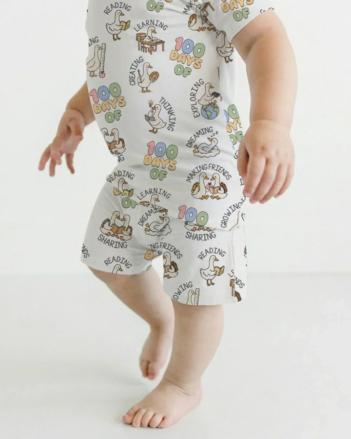 Template Zweiteiliges Pyjama-Set mit kurzen Ärmeln und Shorts