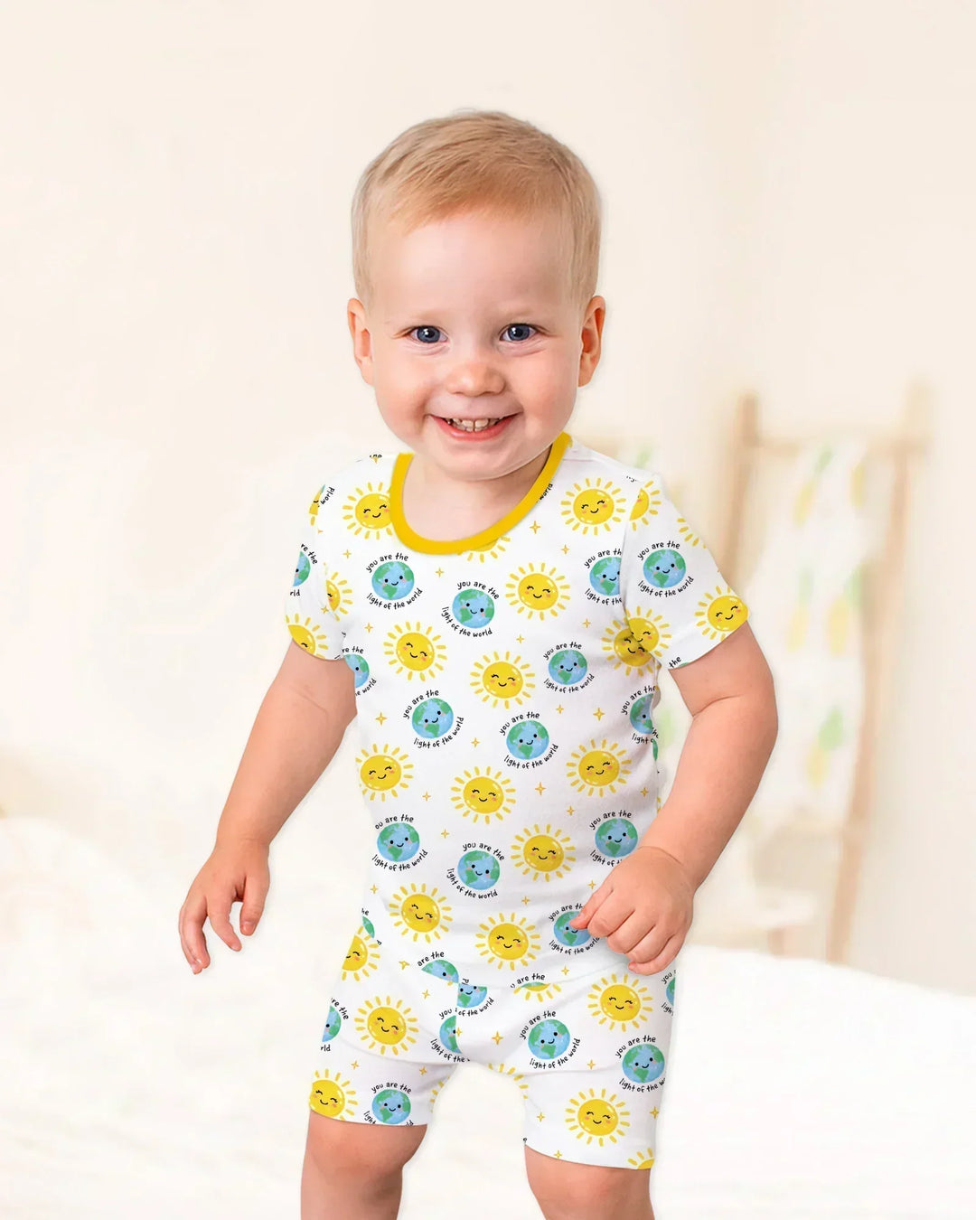 Template Zweiteiliges Pyjama-Set mit kurzen Ärmeln und Shorts
