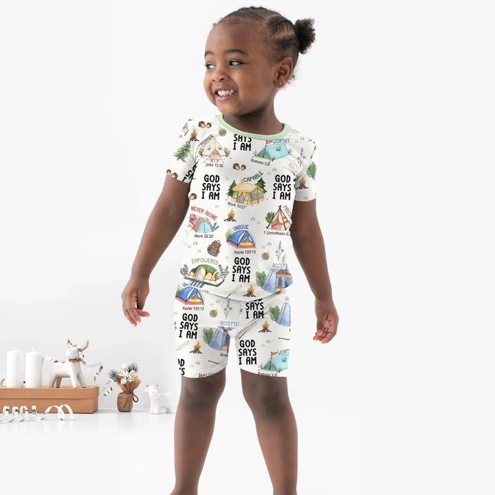 Template Zweiteiliges Pyjama-Set mit kurzen Ärmeln und Shorts