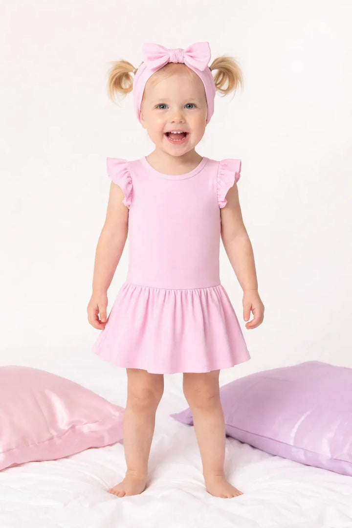 Einfarbiges Bambus-Rüschenkleid mit Kappenärmeln
