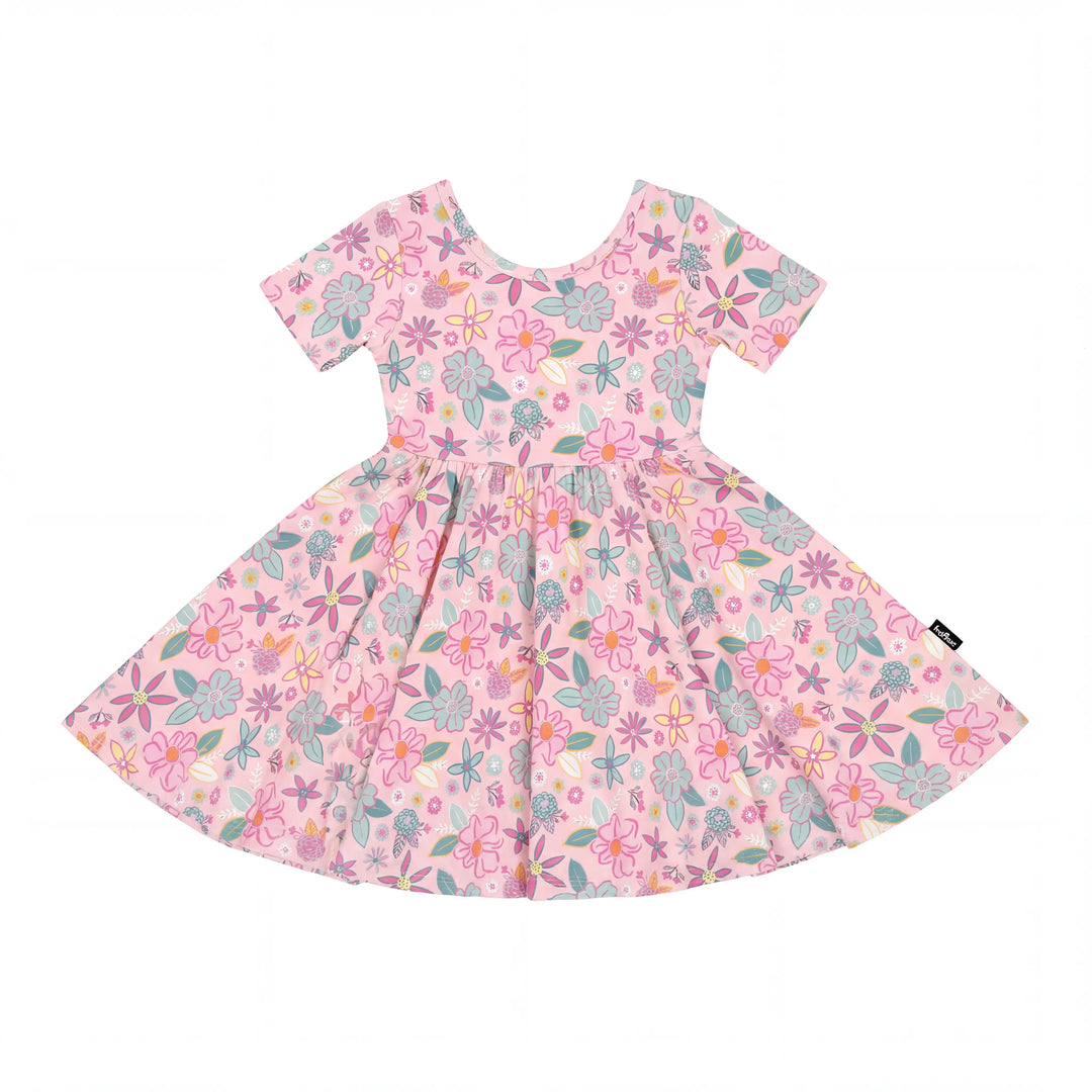 Niedliches, farbenfrohes Blumenkleid aus Bambus-Twirl