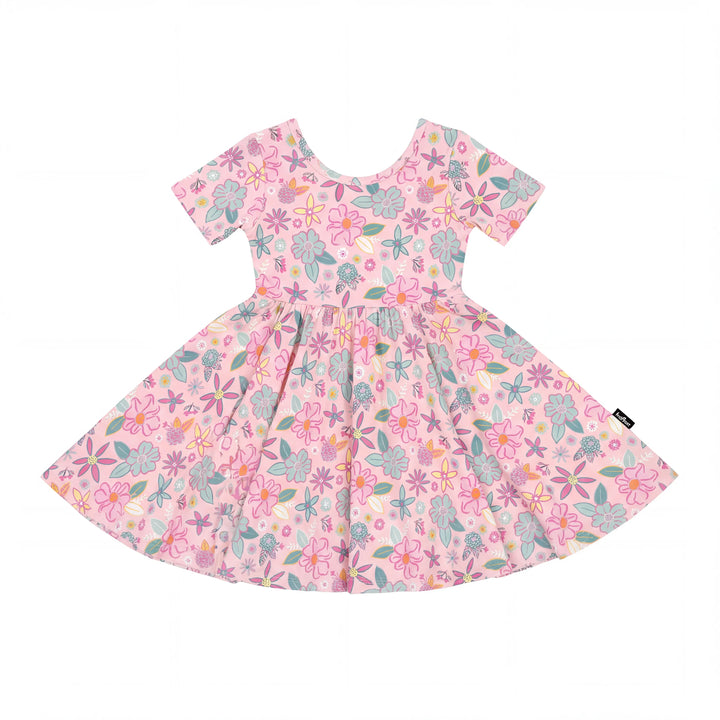 Niedliches, farbenfrohes Blumenkleid aus Bambus-Twirl