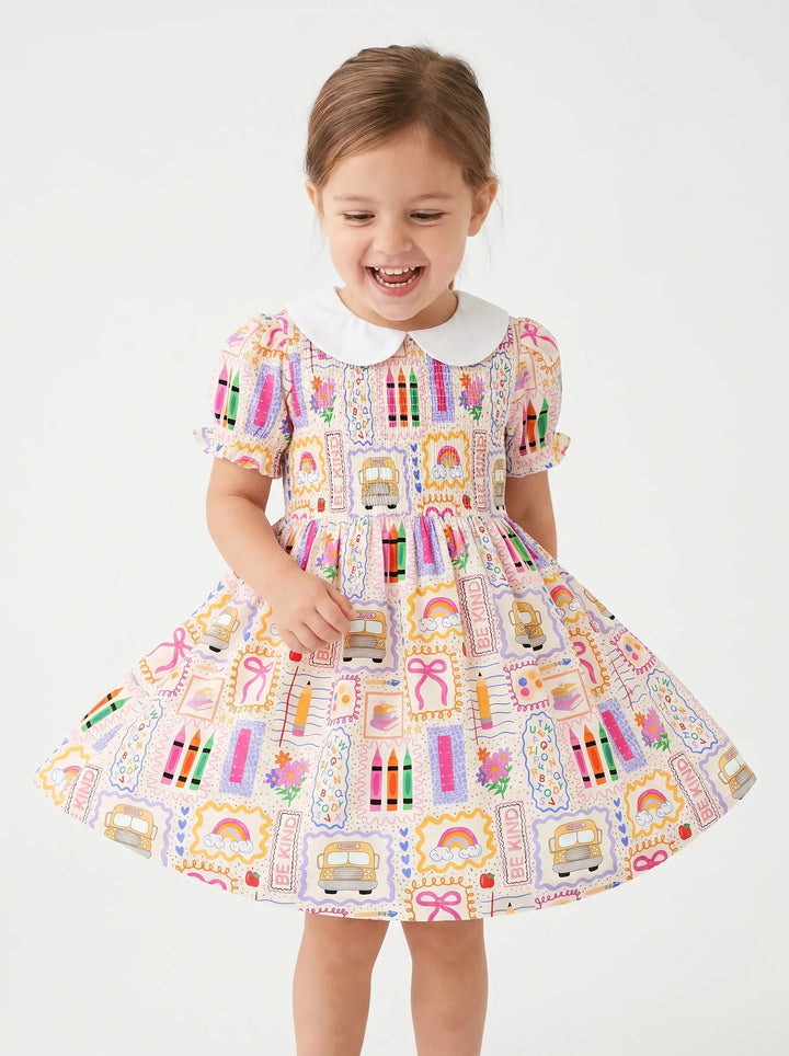 Buntes Kritzel-Schulkleid aus Bambus mit Peter-Pan-Kragen
