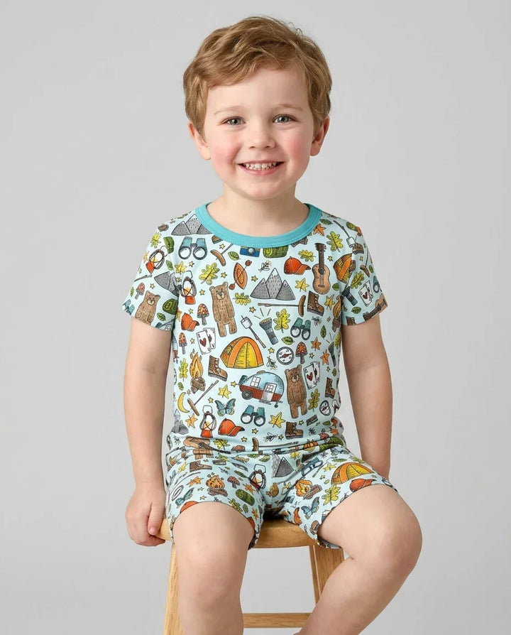 Template Zweiteiliges Pyjama-Set mit kurzen Ärmeln und Shorts
