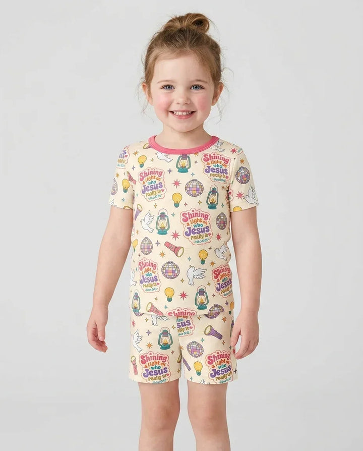 Template Zweiteiliges Pyjama-Set mit kurzen Ärmeln und Shorts