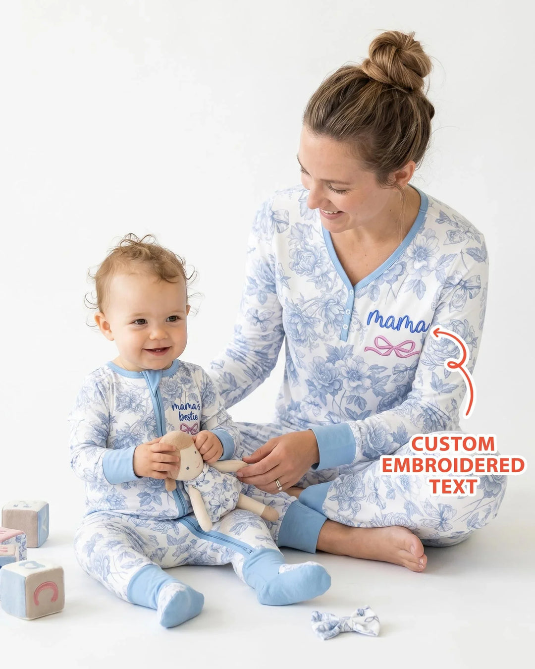 Maßgeschneidertes, besticktes „Mommy and Me“ Toile de Jouy Schlafanzugset aus Bambus für Damen