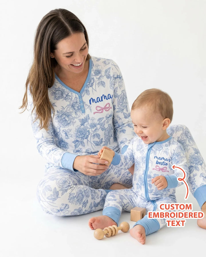 Maßgeschneidertes, besticktes „Mommy and Me“ Toile de Jouy Schlafanzugset aus Bambus für Damen
