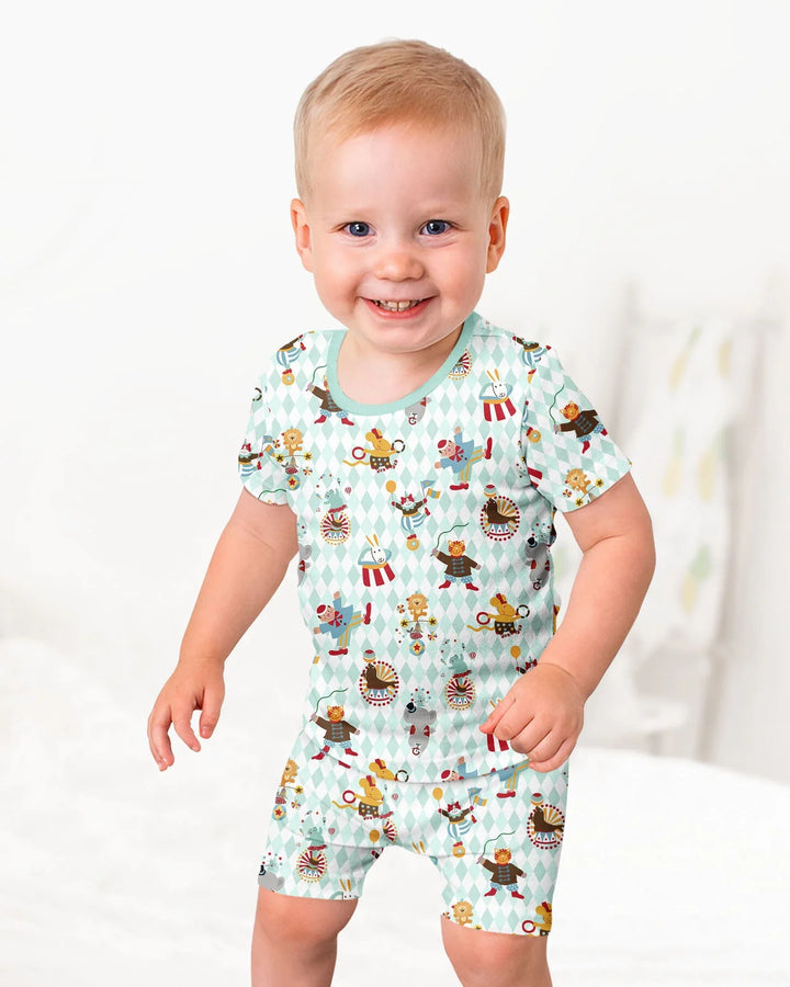 Template Zweiteiliges Pyjama-Set mit kurzen Ärmeln und Shorts